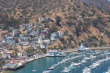 Avalon Limanı casino, yat kulübü, yelkenliler ve yatlar görünümünü görünüm defne Kaliforniya'da Santa Catalina Island tatil üzerinde ek yükü geniş açı