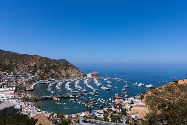 Tüm Avalon Limanı casino, zevk iskele, yelkenliler ve yatlar ile defne görünümünü Santa Catalina Island tatil California, ABD lüks tatil tatil ek yükü geniş açı