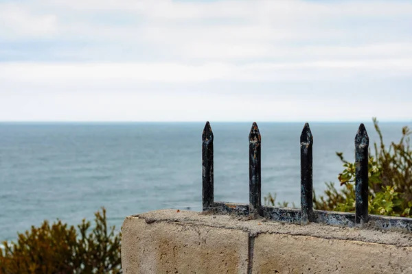 海の地平線を背景に完全に指す古いブロック壁 Closeup に装着されているゴシック スパイク — ストック写真