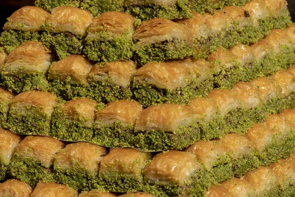 用土耳其菜里的开心果做的面包片 — 图库照片