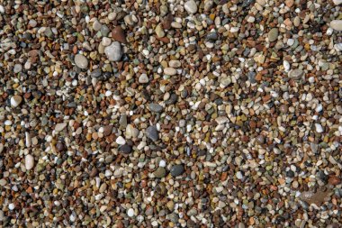 Arkaplan görüntüsü olarak renkli ıslak taşlar.