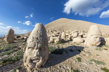 Adıyaman, Türkiye - 27 Mayıs 2017: 27 Mayıs 2017 Nemrut Dağı, Batı heykeller Teras. Unesco Dünya Mirası Nemrut Dağı - Kommagene Krallığı.
