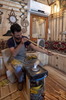 Şanlıurfa, Türkiye - 07 Eylül 2018: Ney Rizvaniye medrese, Şanlıurfa, Türkiye üzerinde 07 Eylül 2018 yılında imalatı. Ney geleneksel nefesli bir araçtır.