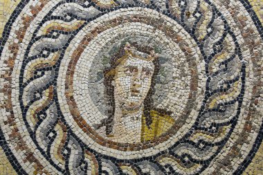 Gaziantep, Türkiye - 7 Haziran 2014: Dionysos portresi mozaiği 7 Haziran 2014 tarihinde Gaziantep Zeugma Mozaik Müzesi 'nde sergilendi. Türkiye 'nin Gaziantep kentindeki Zeugma Mozaik Müzesi dünyanın en büyük mozaik koleksiyonlarından biri..