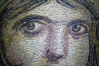Gaziantep, Türkiye - 07 Haziran 2014: Gaziantep Zeugma Mozaik Müzesi 'nde çingene kız portresi. Türkiye 'nin Gaziantep kentindeki Zeugma Mozaik Müzesi dünyanın en büyük mozaik koleksiyonlarından biri..