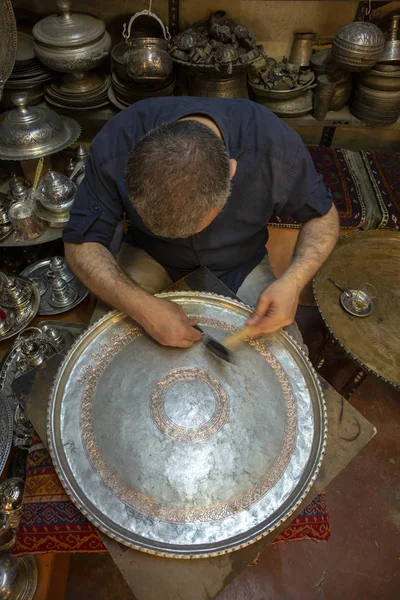 2014年6月7日トルコ ガジアンテプ市 2014年6月7日トルコ ガジアンテプ市のバキリル バザールで銅製のトレーを製作 — ストック写真