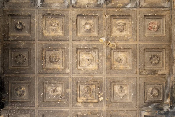 トルコのムグラにあるシジマ古代遺跡の天井レリーフ — ストック写真