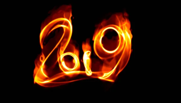 Bonne année 2019 chiffres isolés lettrage écrit avec une flamme de feu blanc ou de la fumée sur fond noir — Photo