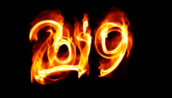 Šťastný nový rok 2019 izolovaná čísla nápis napsaný s bílou oheň plamen nebo kouřit na černém pozadí — Stock fotografie