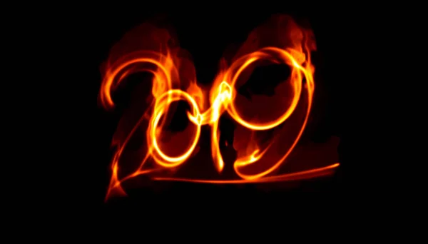 Feliz Ano Novo 2019 números isolados letras escritas com chama de fogo branco ou fumaça no fundo preto — Fotografia de Stock