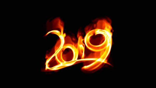 Frohes neues Jahr 2019 isolierte Zahlen Schriftzug mit weißer Feuerflamme oder Rauch auf schwarzem Hintergrund geschrieben — Stockfoto