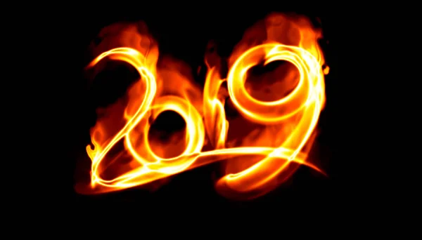 Frohes neues Jahr 2019 isolierte Zahlen Schriftzug mit weißer Feuerflamme oder Rauch auf schwarzem Hintergrund geschrieben — Stockfoto