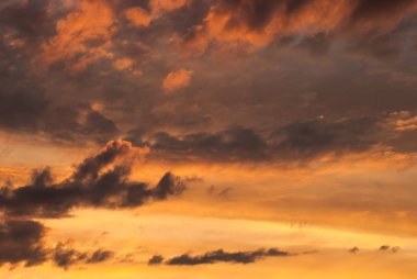 Renkli kırmızı gökyüzü günbatımı zamanı sırasında doğal arka plan