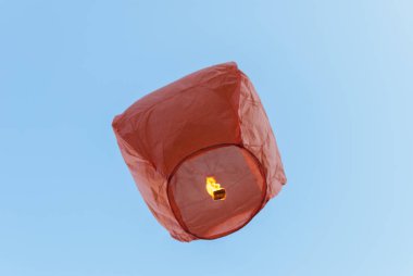 Kırmızı kağıt fener, gökte uçan