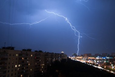 Moskova şehir gece gökyüzünde parlak yıldırım