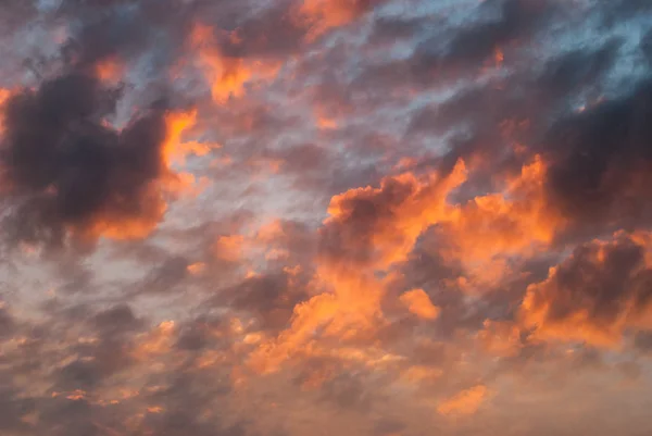 Natuurlijke achtergrond van kleurrijke rode lucht tijdens zonsondergang tijd — Stockfoto