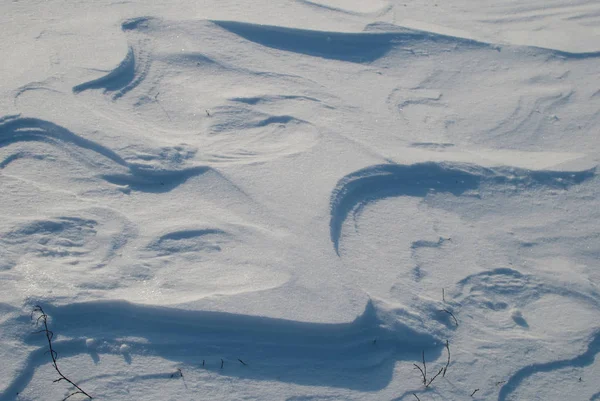 Hermoso paisaje de invierno con colinas cubiertas de nieve al atardecer —  Fotos de Stock