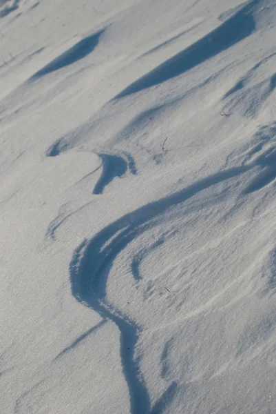 Vackra vinterlandskap med snötäckta kullar vid solnedgången — Stockfoto