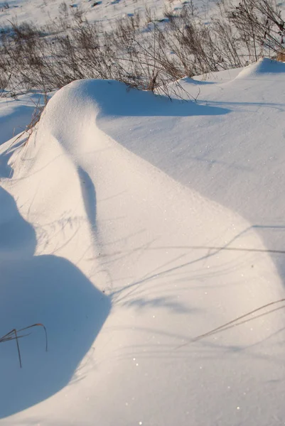 Hermoso paisaje de invierno con colinas cubiertas de nieve al atardecer —  Fotos de Stock