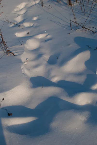 Hermoso paisaje de invierno con colinas cubiertas de nieve al atardecer —  Fotos de Stock