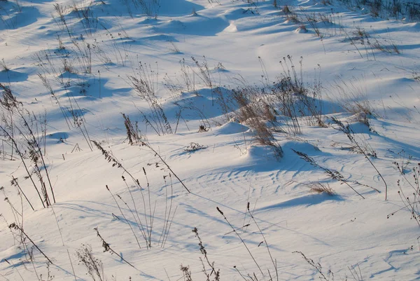 눈 덮인 언덕 일몰에서 아름 다운 겨울 풍경 — 스톡 사진