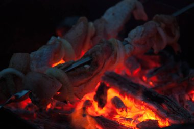 Ateş şiş kebap sulu et soslu dilim hazırlamak