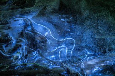 Donmuş kalın katı parlayan ışık ile buz tabakası çatlaklar ağ