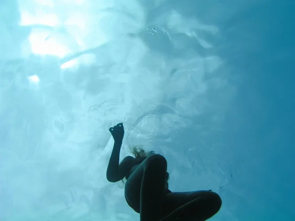 Mujer joven nadando bajo el agua en el Mar Rojo o el Océano —  Fotos de Stock