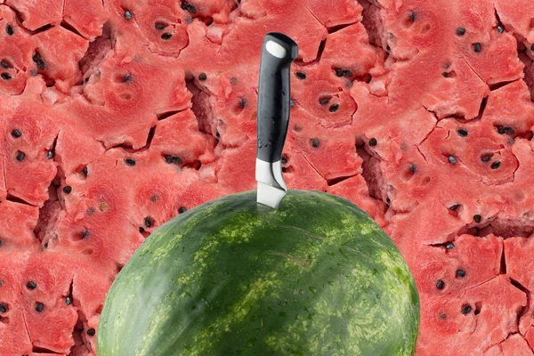 Reife Wassermelone mit Messer und rotem Fleisch Hintergrund — Stockfoto