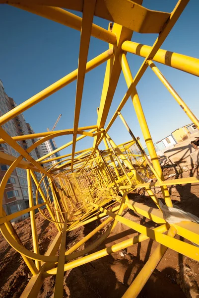 İnşaat alanında çelik yapı sökülüp yapı kule vinç — Stok fotoğraf