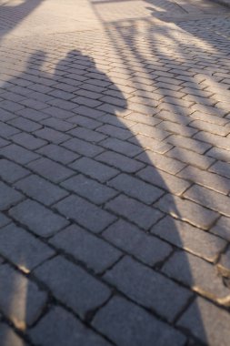Kaldırımda gölge. Sokak fotoğrafçılığı.