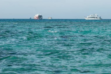 Güzel açık turkuaz deniz okyanus su yüzeyinde ripples düşük dalgalar ile deniz manzarası arka plan ve gemi veya tekne fotoğrafı.
