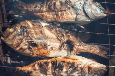 Yaz bahçesinde barbekü ızgara üzerinde limonlu ızgara balık