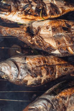 Yaz bahçesinde barbekü ızgara üzerinde limonlu ızgara balık