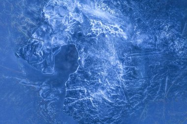 Buz at kafası şeklinde parlayan ışık ile kalın katı donmuş tabakası çatlaklar ağ