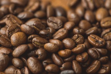 Esmer kahve çekirdekleri, arka plan ve doku için yakın çekim makrosu.