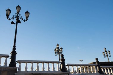 güneşli bahar günü açık mavi gökyüzü ile korkuluk ile bir iskelede lamba mesaj