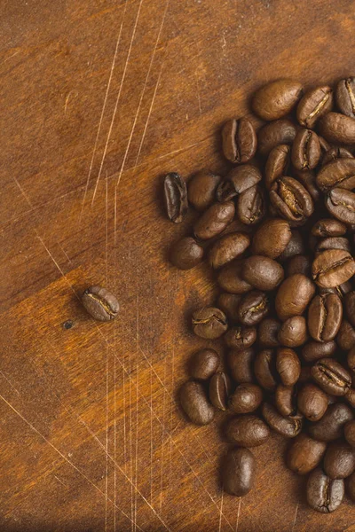 원형 모양, 배경과 텍스처에 대 한 매크로 커피 콩의 갈색 커피 콩. 에 갈색 나무 보드. 텍스트 복사 공간 — 스톡 사진