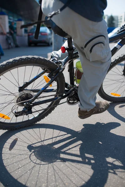 Велосипедист в максимальных усилиях на городской дороге на открытом воздухе — стоковое фото