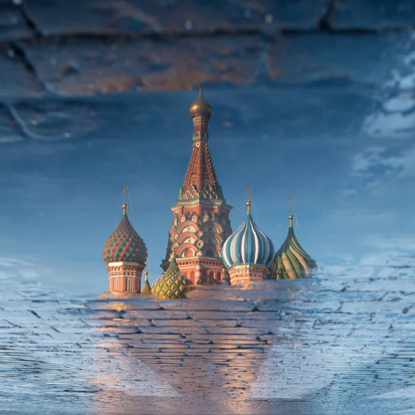 St. Basils Cathedral on Red square in spring day reflected in the puddle. Moscow, Russia — Stock Photo, Image