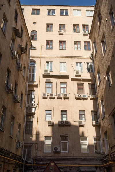 Вид на фасады 3-х этажных домов во дворе в солнечный весенний день, Москва, Россия — стоковое фото