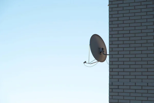 Antena antena parabólica en la pared de ladrillo —  Fotos de Stock