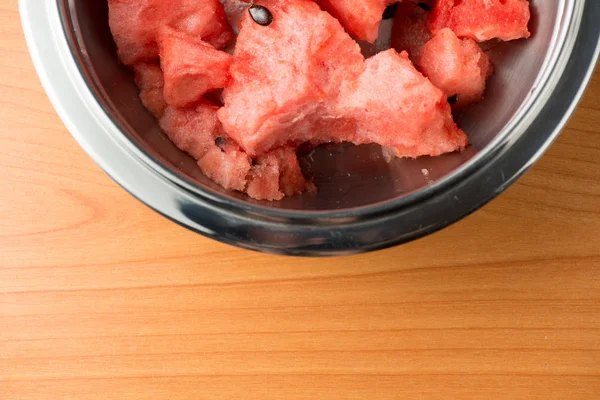 Reife Wassermelone in der glänzenden Metallschale Fleisch Nahaufnahme Makro Textur Hintergrund — Stockfoto