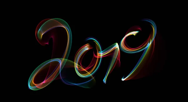 Hyvää uutta vuotta 2019 yksittäiset numerot kirjaimet kirjoitettu tulipalo liekki tai savu mustalla taustalla — kuvapankkivalokuva