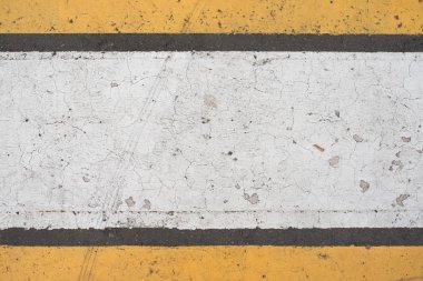 Asfalt karayolu doku kırık beyaz ve sarı çizgili