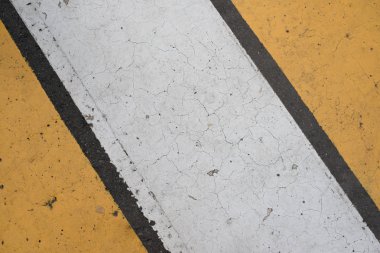 Asfalt karayolu doku kırık beyaz ve sarı çizgili