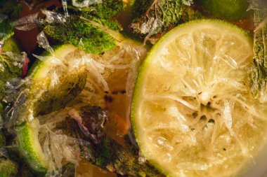 Gazlı soda su veya meyve suyu kireç ve nane bir cam sürahi içinde. Makro bakış