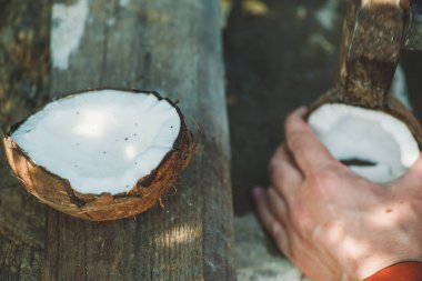 Tatlı adam üzerinde çekiç kullanarak açılış Hindistan cevizi eller