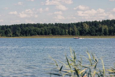 Göl ve orman balıkçı teknesi güneşli gün Rusya'da çalışan ile. Tatil
