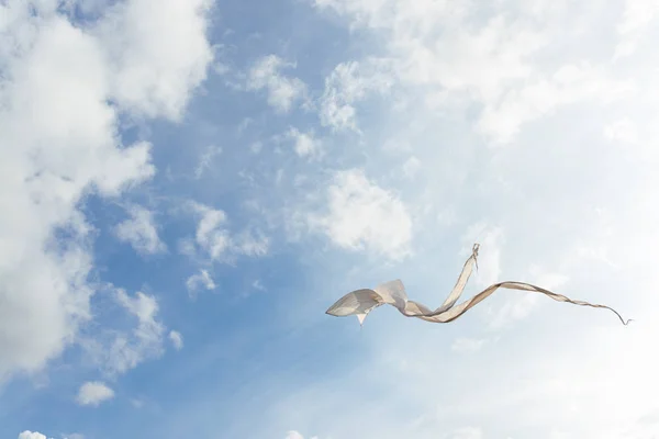 화이트 연 푸른 하늘 구름의 전체에 대 한 비행. 가로 이미지 — 스톡 사진